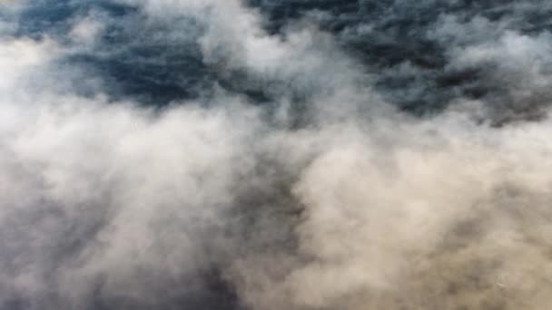 Konceptuell bakgrund att flyga över molnen — Stockvideo
