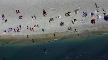 Deniz kenarında dinlenen insanların hava görüntüsü. Yaz arkaplanı, UHD, 4K