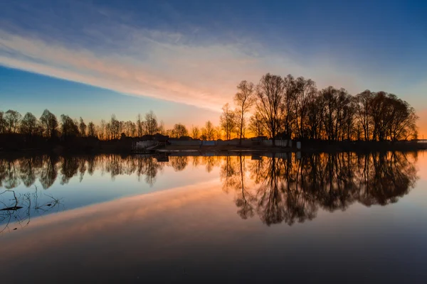 Rural zomer zonsopgang landschap met rivier en dramatische kleurrijke hemel — Stockfoto