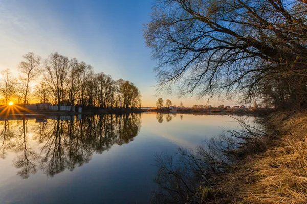 Rural zomer zonsopgang landschap met rivier en dramatische kleurrijke hemel — Stockfoto