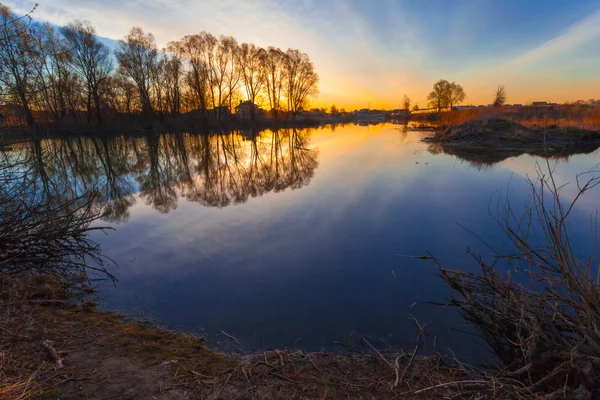 Rural zomer zonsopgang landschap met rivier en dramatische kleurrijke hemel — Stockfoto