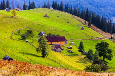 Yaz manzara. Mavi gökyüzü, dağlar 