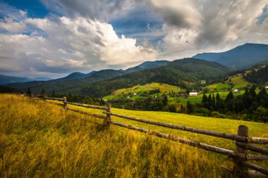 Yaz manzara. Mavi gökyüzü, dağlar 