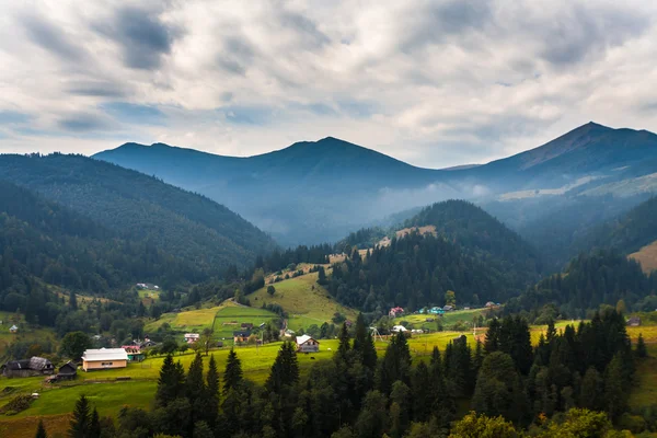 Bella casa in legno su una collina verde — Foto Stock