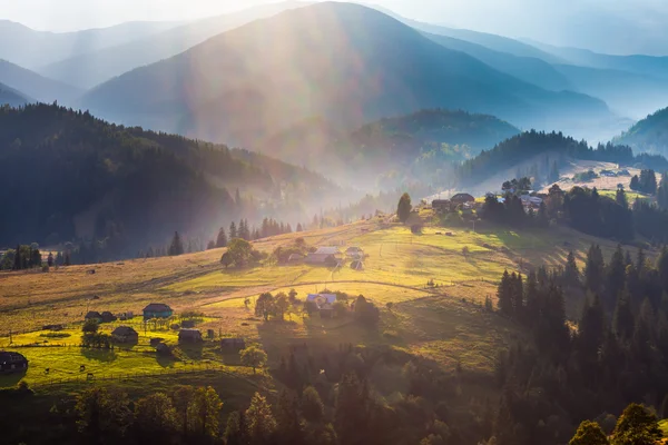 Hermoso haz de luz en la mañana, montaña — Foto de Stock