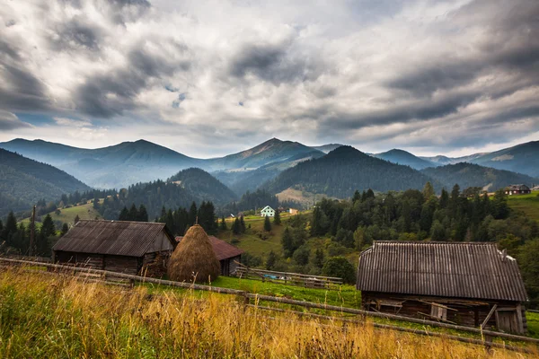 Krásné hory krajina v Karpatech — Stock fotografie