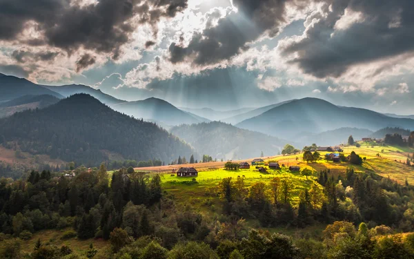 Beautiful light beam in morning, mountain — Stock Photo, Image