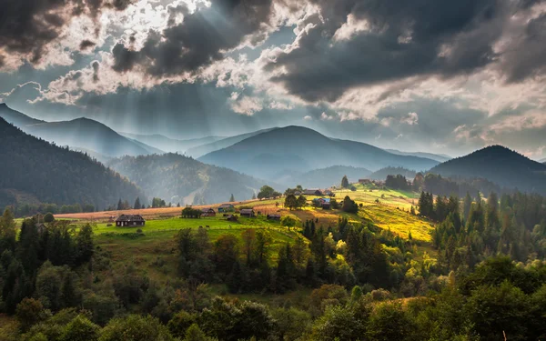 Hermoso haz de luz en la mañana, montaña — Foto de Stock