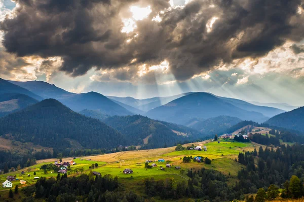 Hermoso haz de luz en la mañana, montaña — Foto de Stock