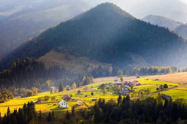 Beautiful light beam in morning, mountain — Stock Photo, Image