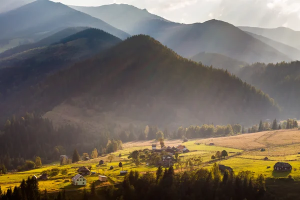 Sabah güzel bir ışık demeti dağ — Stok fotoğraf