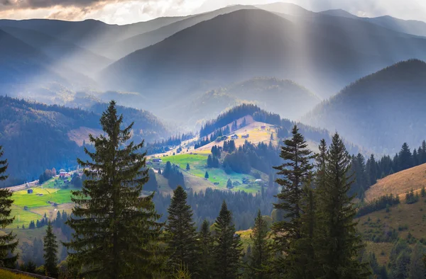 El paisaje de otoño de montaña — Foto de Stock