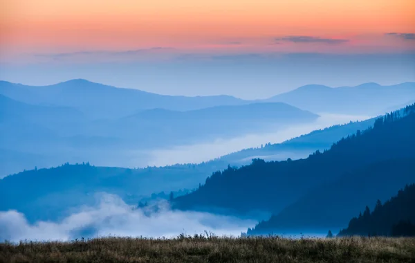 Nevoeiro e nuvem paisagem vale montanha — Fotografia de Stock