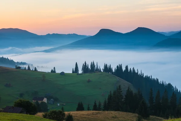 Nevoeiro e nuvem paisagem vale montanha — Fotografia de Stock