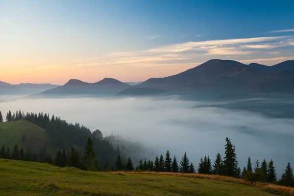 Nevoeiro e nuvem paisagem vale montanha — Fotografia de Stock