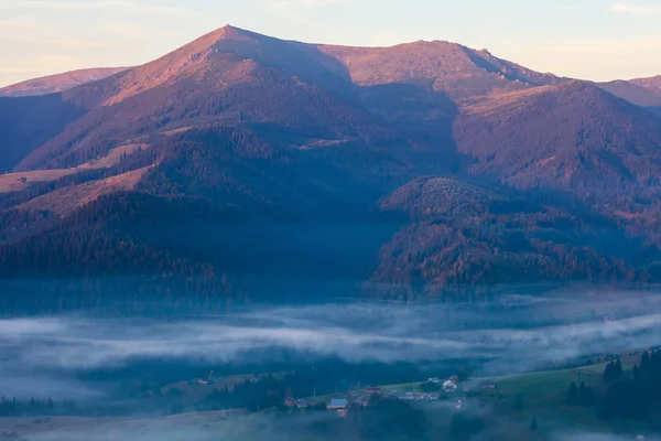 Nebbia e nube montagna valle paesaggio — Foto Stock