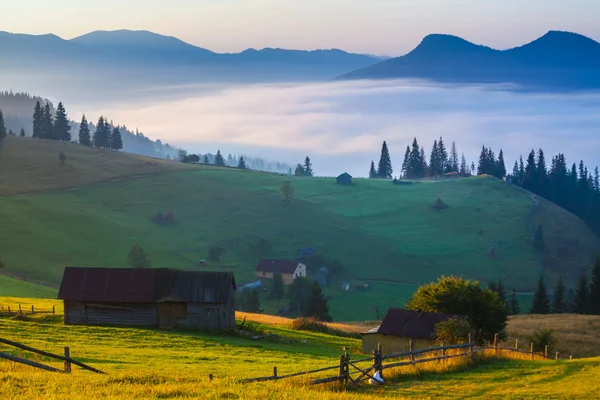 Mist en wolk bergdal landschap — Stockfoto