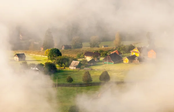 Mist en wolk bergdal landschap — Stockfoto