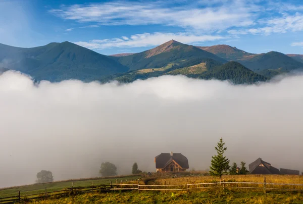 Brouillard sur la montagne — Photo