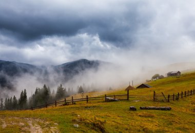 Bulutların üstünde dağ
