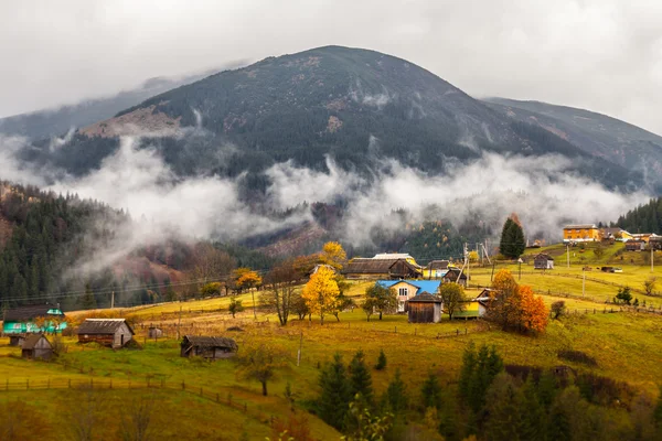 Montagna sopra le nuvole — Foto Stock