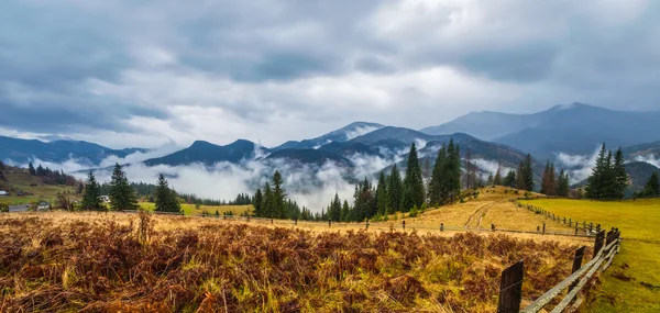 Montaña sobre las nubes — Foto de Stock