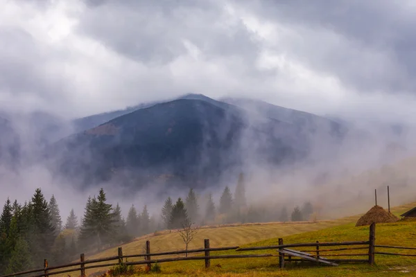 Montaña sobre las nubes —  Fotos de Stock