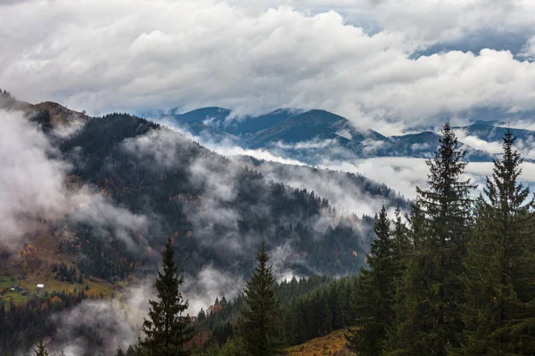 Montaña sobre las nubes —  Fotos de Stock