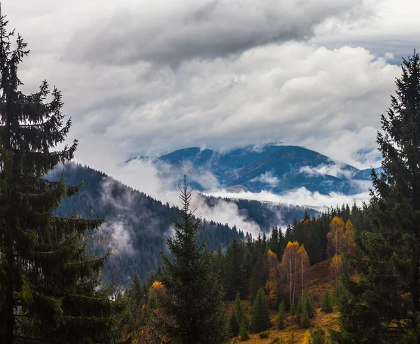 Montagne au-dessus des nuages — Photo