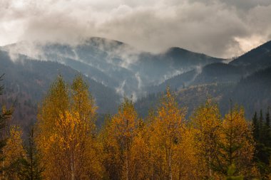 Bulutların üstünde dağ