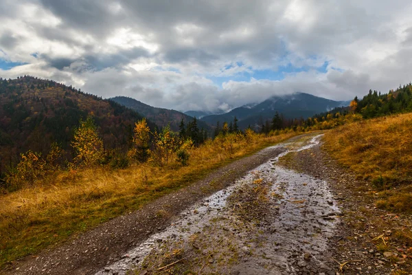 Berget ovanför molnen — Stockfoto