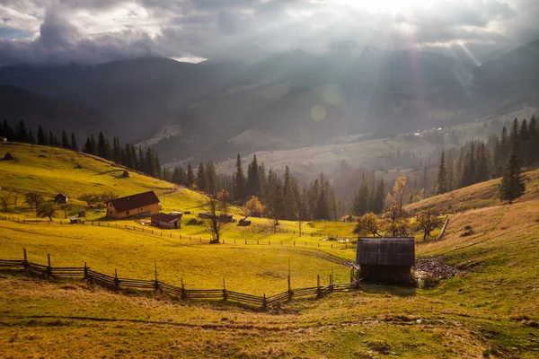 Montagne au-dessus des nuages — Photo