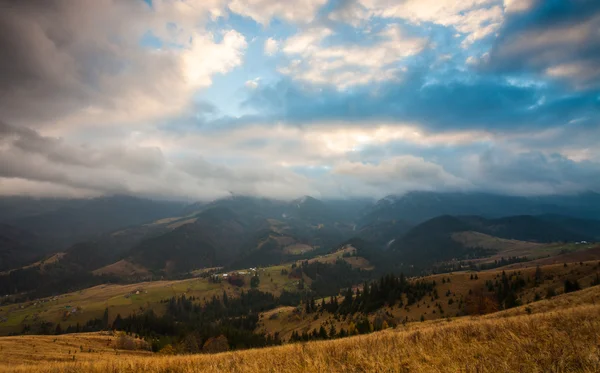 Montaña sobre las nubes — Foto de Stock