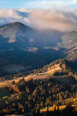 Bulutların üstünde dağ
