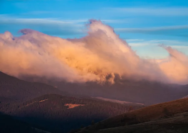 Berget ovanför molnen — Stockfoto