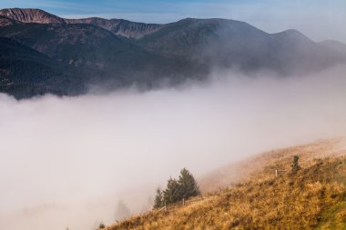 Bulutların üstünde dağ