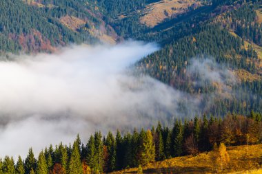 Bulutların üstünde dağ