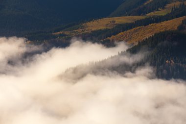 Bulutların üstünde dağ