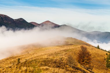 Bulutların üstünde dağ