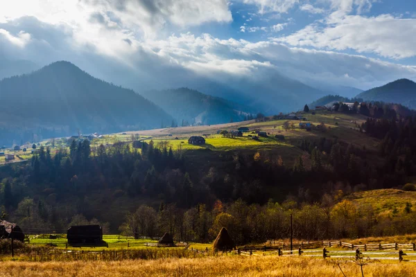 Montaña sobre las nubes — Foto de Stock