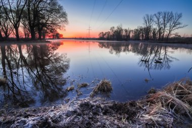 Bulutların üstünde dağ