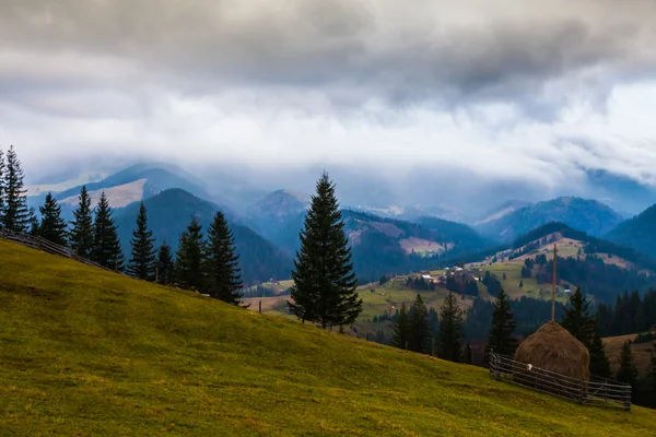 Montaña sobre las nubes — Foto de Stock