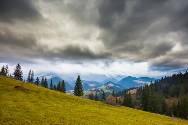 Montanha acima das nuvens — Fotografia de Stock