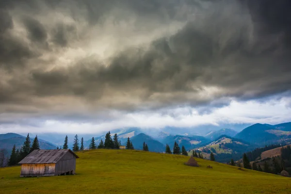 Montaña sobre las nubes — Foto de Stock