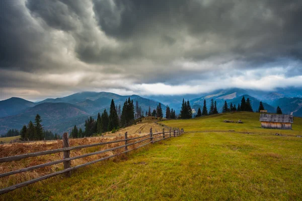 Montaña sobre las nubes — Foto de Stock