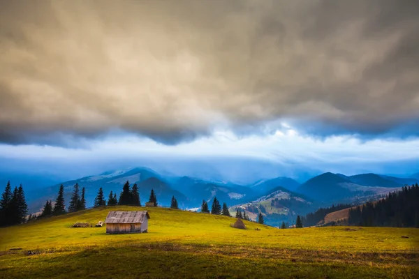 Bulutların üstünde dağ — Stok fotoğraf