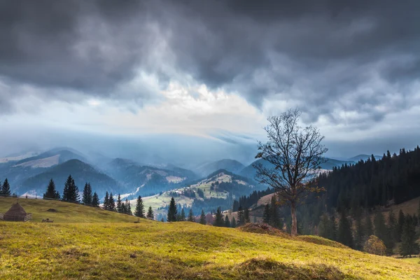 Montanha acima das nuvens — Fotografia de Stock