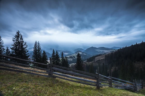 Montaña sobre las nubes — Foto de Stock