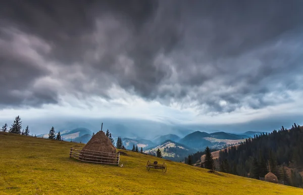 Montagne au-dessus des nuages — Photo