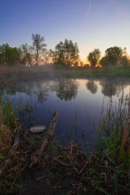 Bulutların üstünde dağ